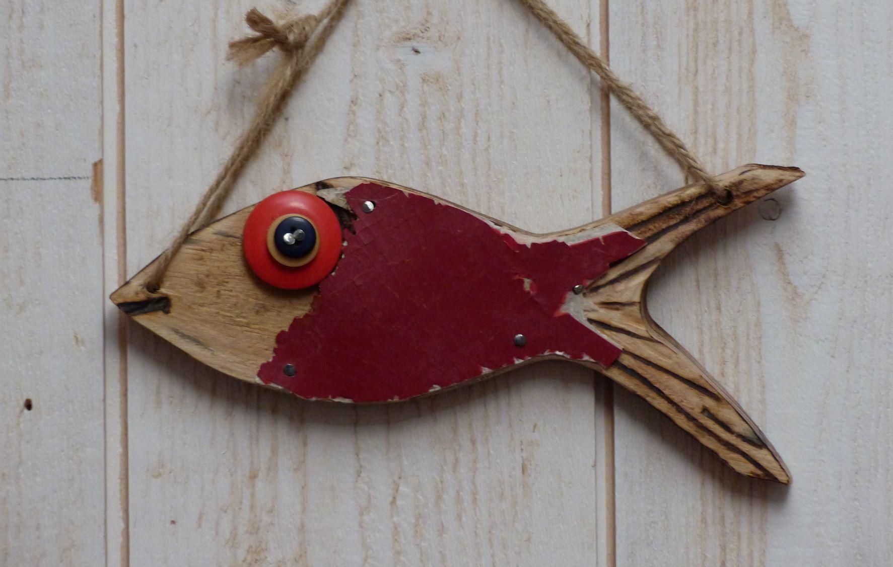Petit poisson rouge en bois flotté accroché au mur